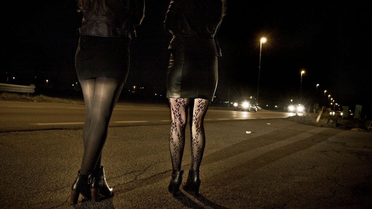 Desítky Rumunek nutili na jihu Čech násilím k prostituci, tři cizinci jsou obvinění